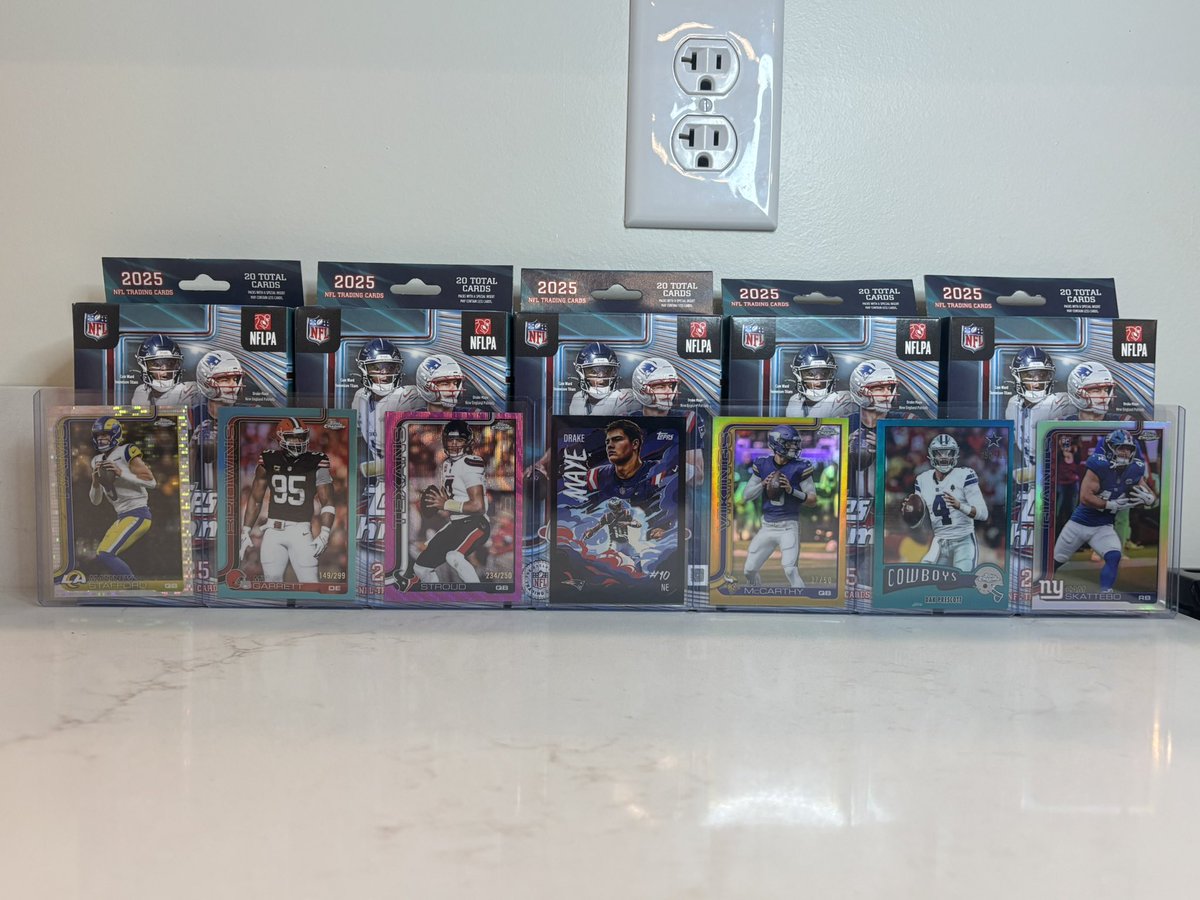 parker_merrick's tweet image. Ripped into a stack of 2025 Topps Chrome Football hangers… color is POPPING 👀🔥 Who we chasing?!
