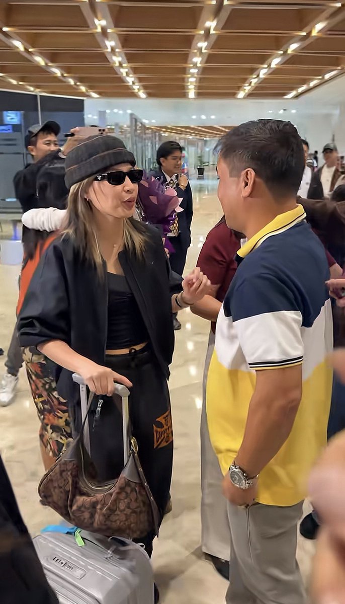 colgweneth's tweet photo. Sobrang cute talaga nung airport salubong ni ep ep kay colet 🤏🏻🥺 https://t.co/2cO6JaHqR4