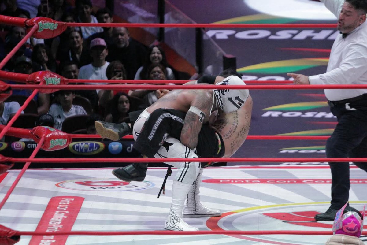 LaTijeraLucha's tweet image. #Templario se convierte en el nuevo campeón de peso medio #MLW,derrotando en un luchón a #Kushida,ambos gladiadores se entregaron en cuerpo y alma para llevarse la victoria, siendo el  tlaxcalteca, quien se levantó ante todos los embates de su adversario...
 #latijeraluchalibre