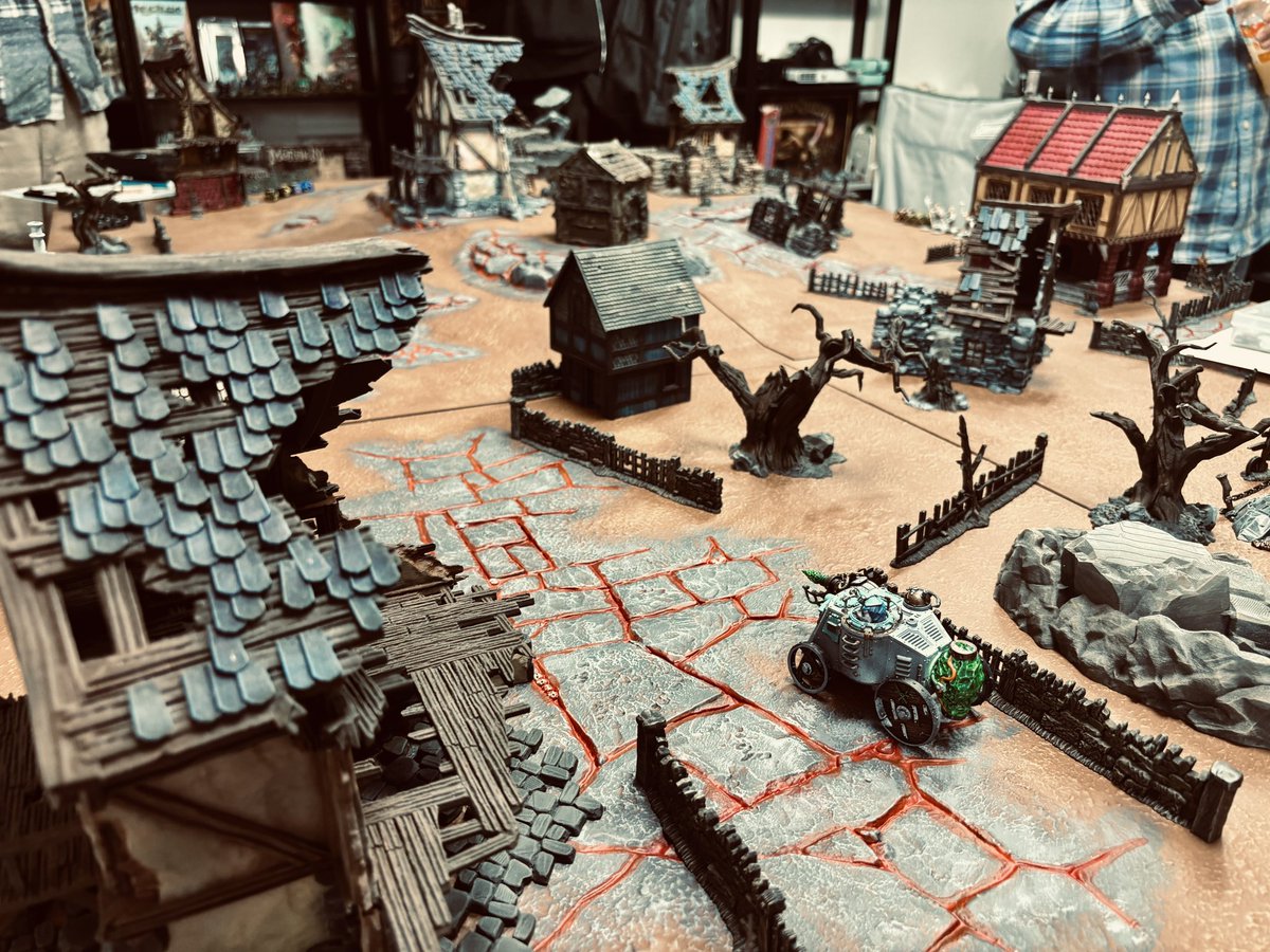 ystker's tweet photo. オールドワールドは #Mordheim の街並みを #necromunda ルールで駆け回る #モードハイムンダ お試し会をしてきました。
一戦目は、貴重な宝の争奪戦。宝を掘り出した人類に襲いかかる蛮族たち。
#bloodbowl  ばりのパス回しで宝を後方輸送。こういう時だけ賢いオルクとネズミたち。 https://t.co/dVVkdfqAWi