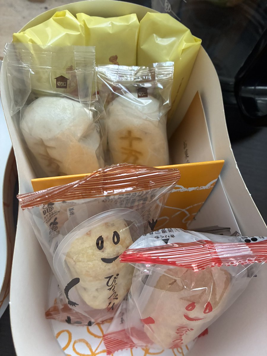 先日大宮行った時、駅ナカで見つけたモノたち
そして、やまだんなが買ってきたモノと合わせて、近県土産アソートが出来上がった(笑)
うまい うますぎる