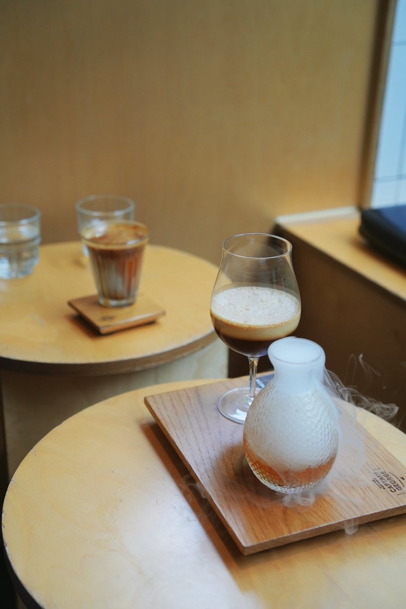 GourmetCarte's tweet image. The second drink is their creative signature: Kyoto Geisha.

The recipe itself is already intriguing:
👉 Espresso + Earl Grey tea + sugarcane juice + jasmine + fresh lemon juice

It’s a classic fusion of coffee + tea + citrus.

#coffeelove #coffee #CoffeeBreak #CoffeeCulture
