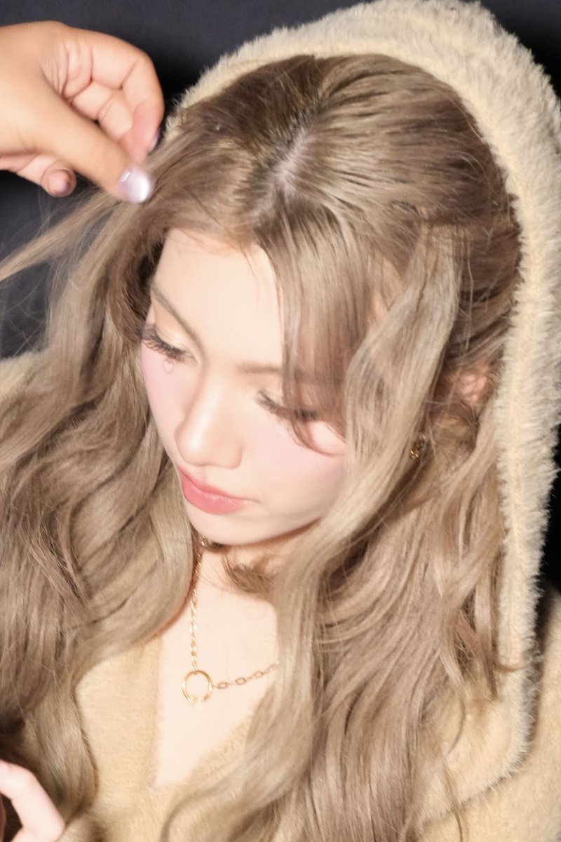 digidiaryofling's tweet photo. miss her natural hair color (blonde btw https://t.co/srWqQfvNJz