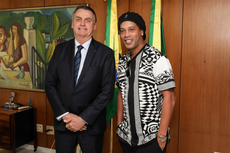 O Ronaldinho no seu dia menos bolsonarista.

O Neymar é chato, o circulo de amizade dele é chato, quando Neymar vai dar uma entrevista, é uma entrevista chata.

O personagem do Neymar fora do futebol é chato.

Tudo sobre o Neymar soa como algo artificial, genuinamente chato.

O