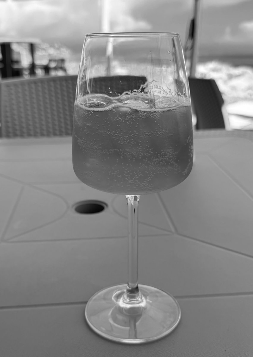 Alonein43672278's tweet image. #photography #blackandwhite #glass #ice