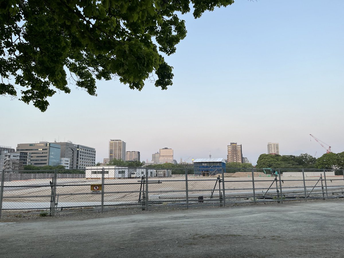 oniyanma64's tweet photo. 以前よく行っていた公園に
かなり久々に行くと
贅沢に一面芝だったのがなんかの工事が
看板には鴻臚館復元となっている
土地利用したいんだろうけど
いるんやろか・・・
ついでなので何もなく付けてた時計を撮影

#福岡 #舞鶴公園 #鴻臚館 #VARIO1918 #腕時 #VARIO https://t.co/VC5QH0uaOL