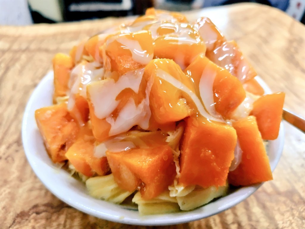 7stomoe's tweet photo. 一昨日、枋寮で食べたかき氷。去年の冷凍したものなら提供可能。とのことで頂いてきました。NT＄150。生のマンゴーはあと半月位後だそうです。
旬の甘いマンゴーなので冷凍でもとても美味しい。#台湾　#かき氷 https://t.co/yrpr5fmLHT