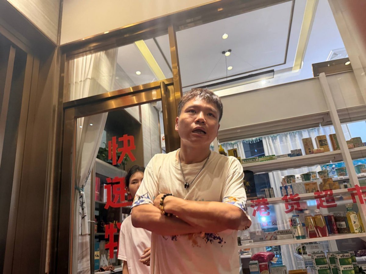 openkaixin's tweet photo. 🚨#网友爆料 #西港相关人物引争议
近期有网友爆料，一名曾在西港活动、外号“十二”的男子，被指涉及灰色产业及暴力行为，并称曾有人被带往七星海区域。
⚠️爆料者自称为当事人之一，描述该男子性格暴力、在相关场所担任过管理角色。
目前还有说法称，该人疑似出现在波贝某园区工作。
👉需要注意：以上内容均来自网络爆料，尚未有官方通报或权威证实。
这种情况你怎么看？是“真实黑幕”还是“网络传言”？👇
#网友爆料 #西港 #波贝 #七星海 #灰产 #网络传闻 #东南亚 #安全提醒 #信息待核实 #吃瓜讨论