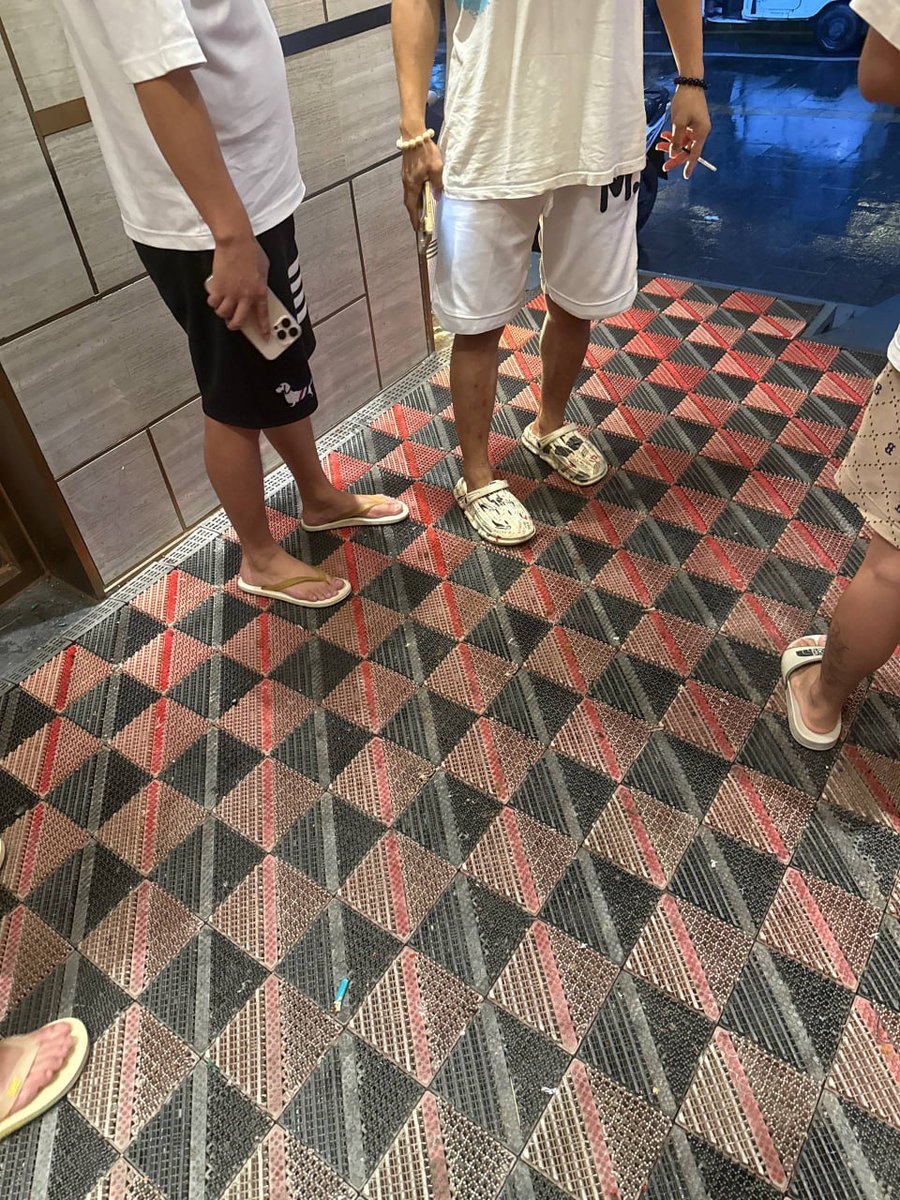 openkaixin's tweet photo. 🚨#网友爆料 #西港相关人物引争议
近期有网友爆料，一名曾在西港活动、外号“十二”的男子，被指涉及灰色产业及暴力行为，并称曾有人被带往七星海区域。
⚠️爆料者自称为当事人之一，描述该男子性格暴力、在相关场所担任过管理角色。
目前还有说法称，该人疑似出现在波贝某园区工作。
👉需要注意：以上内容均来自网络爆料，尚未有官方通报或权威证实。
这种情况你怎么看？是“真实黑幕”还是“网络传言”？👇
#网友爆料 #西港 #波贝 #七星海 #灰产 #网络传闻 #东南亚 #安全提醒 #信息待核实 #吃瓜讨论