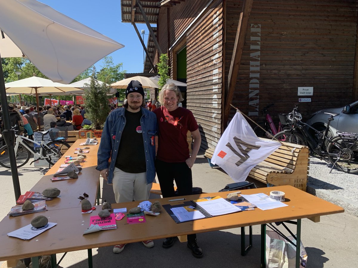MaagTanja_al's tweet photo. Die gestrige 1.Mai-Feier in #Uster seit Jahren wieder mit Präsenz der #AlternativenListe! 👍🤩 Dort die starke Rede von #SP #Kantonsrätin #AdvijeDelihasani gehört. Das #Saisonnierstatut sollen wir keiner Familie mehr antun. Darum NEIN zur #SVP-Chaos-Initiative!!! https://t.co/YRHwih8AF8