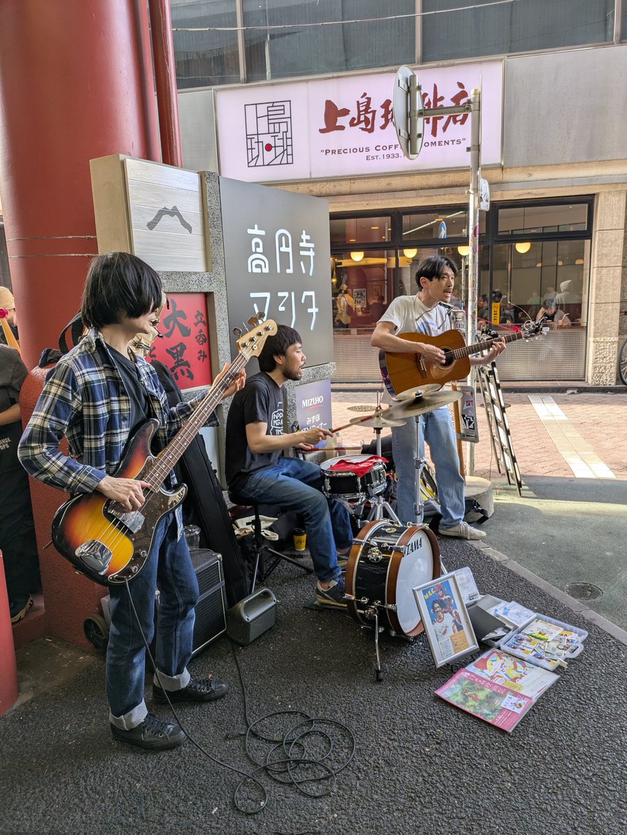 since1972k's tweet photo. 高円寺マシタで遭遇
M.E.C.というバンド🥁🎸
曲もいいけど声も好き😊
惹き込まれました♪ https://t.co/R92k9osR7b