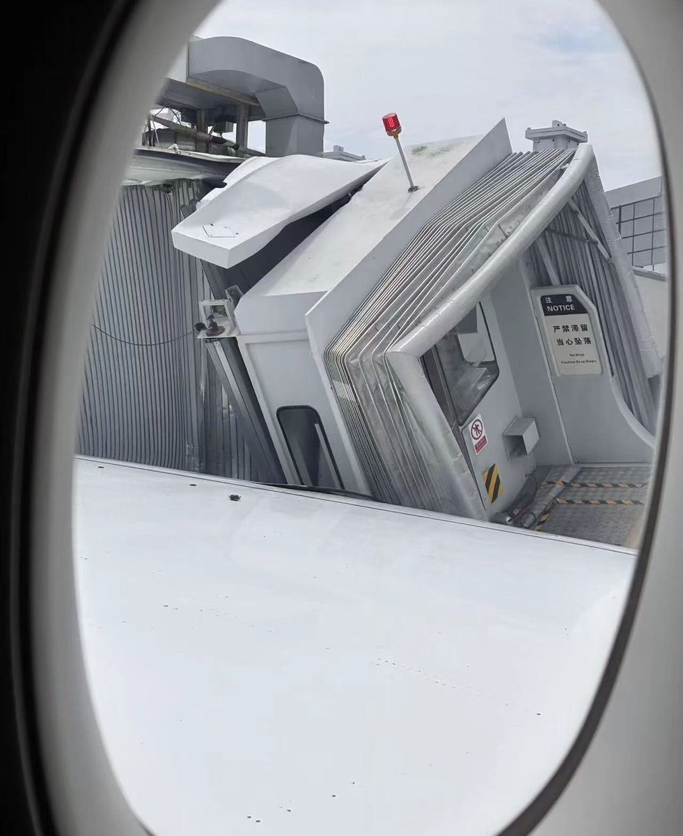 aviationbrk's tweet image. China Eastern Airlines Airbus A350-941 collides with a jet bridge at Shanghai Hongqiao International Airport. 

The incident occurred around noon on Saturday after flight MU5406 landed from Chengdu Shuangliu International Airport. An investigation has been opened by authorities.