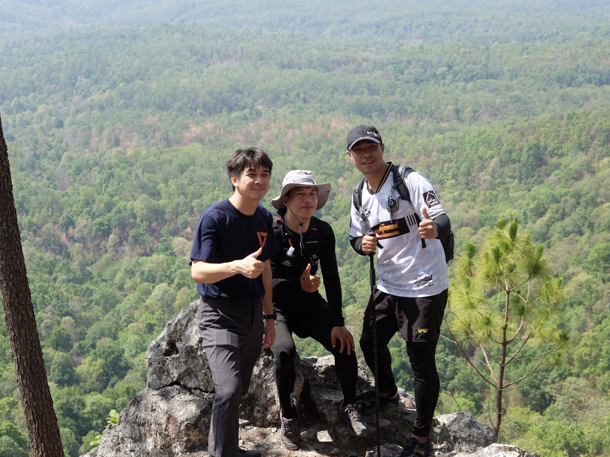 NatapholTo's tweet photo. ถ้าเชียงใหม่อากาศดี เชียงใหม่ก็เที่ยวได้ 365 วันนั่นแหละครับ ..

วันนี้ผมได้มีโอกาสกลับมาเดินเส้นทางเดินป่า จุดชมวิว ‘ผาม่าน-ผาแดง-ผาผึ้ง’ อุทยานแห่งชาติแม่ตะไคร้ พื้นที่ อ.แม่ออน อีกครั้งจากการเชิญชวนของอุทยานแห่งชาติแม่ตะไคร้และกลุ่มพี่น้องประชาชนนักเดินป่า-วิ่งเทรล เพื่อสำรวจเส้นทางนี้ในช่วงเวลาที่ฤดูไฟป่าใกล้จบ เตรียมเข้าสู่ฤดูฝน และเตรียมเปิดเส้นทางนี้ให้บุคคลทั่วไปเข้าได้อีกครั้ง

เส้นทางนี้ผมเคยมาเดินแล้วครั้งหนึ่งเมื่อปลายปี 2567 ย้อนอ่านรีวิวได้ที่ลิงก์ 👉🏼 https://t.co/TeeQ0ZUOHr

การไปเดินในวันนี้ทำให้เห็นได้ว่า ฝนที่ตกมาเมื่อหลายวันก่อน ทำให้สภาพป่า ต้นไม้ใบหญ้า มีความเขียวขึ้นมาทันที จากเดิมที่ผมเห็นแต่หญ้าแห้งๆใบไม้แห้งๆพร้อมติดไฟได้มาตลอดกว่า 3 เดือนที่สู้กับไฟป่า

แม้วันนี้ (2 พ.ค.) อุณหภูมิของเชียงใหม่โดยทั่วไปถือว่ายังร้อนอยู่ แต่ในป่า บนสันเขา มีลมพัดเย็นๆอยู่ตลอดเวลา ถือว่าเดินสบาย นั่งพักสบาย และวิวดีเห็นแนวเขาสุดสายตา สวยงามอย่างเช่นเคยครับ

ผมขอใช้โอกาสนี้อีกครั้งในการประชาสัมพันธ์อีกหนึ่งเส้นทางท่องเที่ยวที่ทุกท่านสามารถเดินทางมาได้ และก็ต้องสื่อสารในทุกมิติต่อไปว่า “ไม่ว่าเราจะอยู่ในจุดไหนหรือในฐานะอะไร การช่วยกันรักษาอากาศของเราให้สะอาด มันมีแต่ประโยชน์ทั้งในเชิงสุขภาวะความเป็นอยู่ เพิ่มโอกาสทางเศรษฐกิจ และเพิ่มโอกาสทางการท่องเที่ยวด้วยครับ”
.

#ก๊อปณัฐพล #ณัฐพลโตวิจักษณ์ชัยกุล #เชียงใหม่เขต3 #พรรคประชาชน