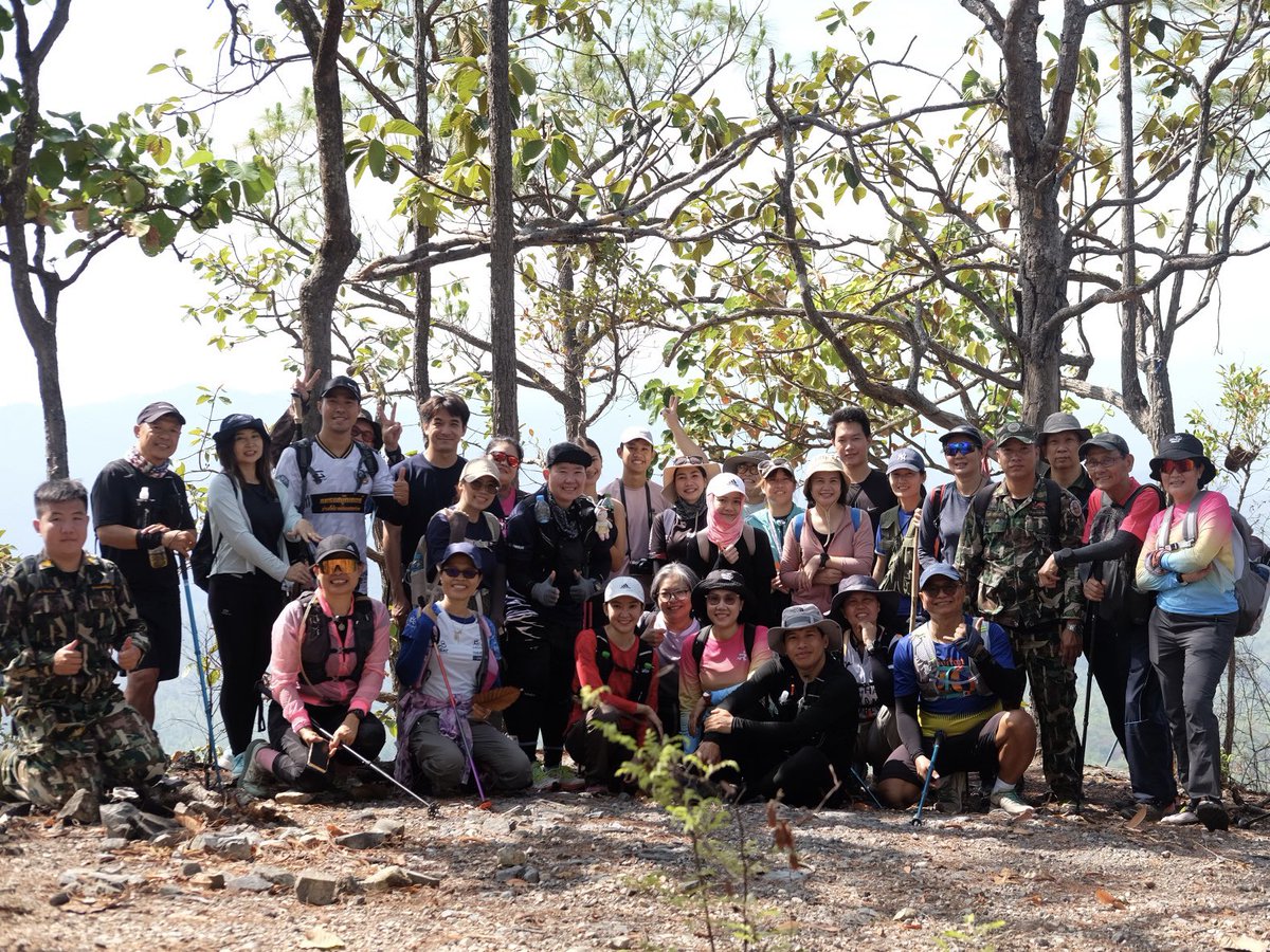 NatapholTo's tweet photo. ถ้าเชียงใหม่อากาศดี เชียงใหม่ก็เที่ยวได้ 365 วันนั่นแหละครับ ..

วันนี้ผมได้มีโอกาสกลับมาเดินเส้นทางเดินป่า จุดชมวิว ‘ผาม่าน-ผาแดง-ผาผึ้ง’ อุทยานแห่งชาติแม่ตะไคร้ พื้นที่ อ.แม่ออน อีกครั้งจากการเชิญชวนของอุทยานแห่งชาติแม่ตะไคร้และกลุ่มพี่น้องประชาชนนักเดินป่า-วิ่งเทรล เพื่อสำรวจเส้นทางนี้ในช่วงเวลาที่ฤดูไฟป่าใกล้จบ เตรียมเข้าสู่ฤดูฝน และเตรียมเปิดเส้นทางนี้ให้บุคคลทั่วไปเข้าได้อีกครั้ง

เส้นทางนี้ผมเคยมาเดินแล้วครั้งหนึ่งเมื่อปลายปี 2567 ย้อนอ่านรีวิวได้ที่ลิงก์ 👉🏼 https://t.co/TeeQ0ZUOHr

การไปเดินในวันนี้ทำให้เห็นได้ว่า ฝนที่ตกมาเมื่อหลายวันก่อน ทำให้สภาพป่า ต้นไม้ใบหญ้า มีความเขียวขึ้นมาทันที จากเดิมที่ผมเห็นแต่หญ้าแห้งๆใบไม้แห้งๆพร้อมติดไฟได้มาตลอดกว่า 3 เดือนที่สู้กับไฟป่า

แม้วันนี้ (2 พ.ค.) อุณหภูมิของเชียงใหม่โดยทั่วไปถือว่ายังร้อนอยู่ แต่ในป่า บนสันเขา มีลมพัดเย็นๆอยู่ตลอดเวลา ถือว่าเดินสบาย นั่งพักสบาย และวิวดีเห็นแนวเขาสุดสายตา สวยงามอย่างเช่นเคยครับ

ผมขอใช้โอกาสนี้อีกครั้งในการประชาสัมพันธ์อีกหนึ่งเส้นทางท่องเที่ยวที่ทุกท่านสามารถเดินทางมาได้ และก็ต้องสื่อสารในทุกมิติต่อไปว่า “ไม่ว่าเราจะอยู่ในจุดไหนหรือในฐานะอะไร การช่วยกันรักษาอากาศของเราให้สะอาด มันมีแต่ประโยชน์ทั้งในเชิงสุขภาวะความเป็นอยู่ เพิ่มโอกาสทางเศรษฐกิจ และเพิ่มโอกาสทางการท่องเที่ยวด้วยครับ”
.

#ก๊อปณัฐพล #ณัฐพลโตวิจักษณ์ชัยกุล #เชียงใหม่เขต3 #พรรคประชาชน