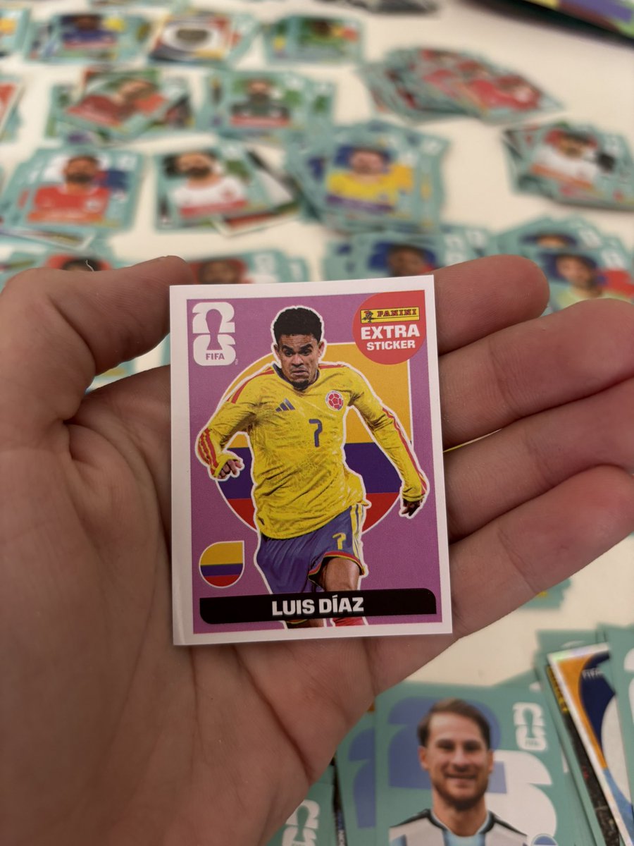 ValenSiecola's tweet image. 130 sobres y solo uno? #panini