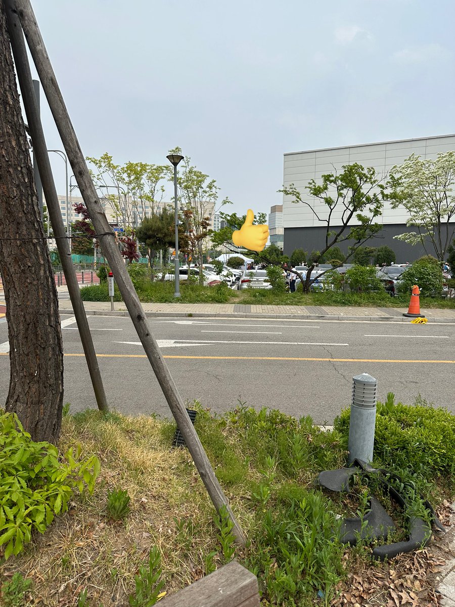 토리 tweet media