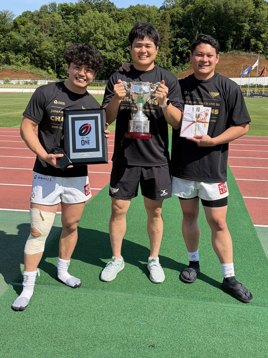 mazdaskyactivs's tweet photo. 優勝の瞬間、最高の笑顔。

#マツダスカイアクティブズ広島
#仲間信じて 
#ラグビーに恋した漢達 https://t.co/WsfDWp9Axi