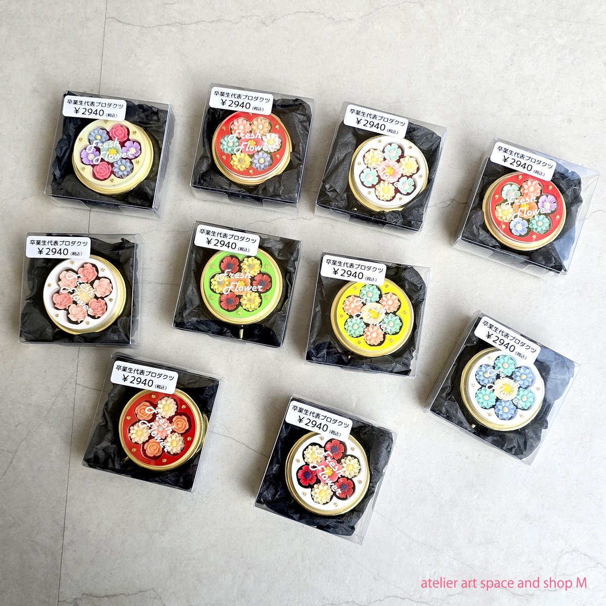 art__shop___M's tweet image. 卒業生代表プロダクツ POPUPアイテムを紹介します。

作家：卒業生代表プロダクツ

「ミニ丸型ケースお花」
各¥2,940 (tax in)

下記URLより購入いただけます。
▼
artspace-shop-m.com/product-catego…

#卒業生代表プロダクツ 
#POPUP