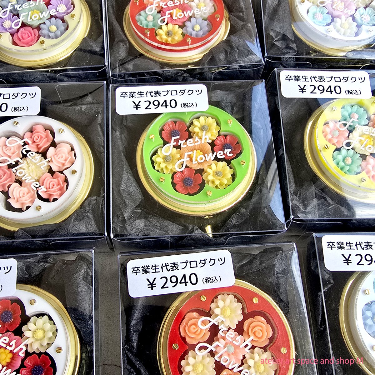 art__shop___M's tweet image. 卒業生代表プロダクツ POPUPアイテムを紹介します。

作家：卒業生代表プロダクツ

「ミニ丸型ケースお花」
各¥2,940 (tax in)

下記URLより購入いただけます。
▼
artspace-shop-m.com/product-catego…

#卒業生代表プロダクツ 
#POPUP