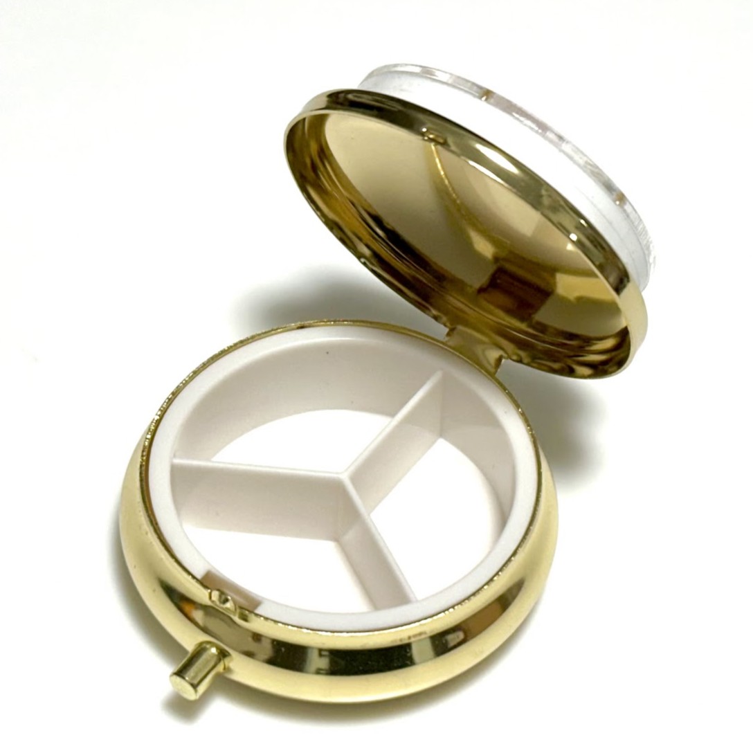 art__shop___M's tweet image. 卒業生代表プロダクツ POPUPアイテムを紹介します。

作家：卒業生代表プロダクツ

「ミニ丸型ケースお花」
各¥2,940 (tax in)

下記URLより購入いただけます。
▼
artspace-shop-m.com/product-catego…

#卒業生代表プロダクツ 
#POPUP