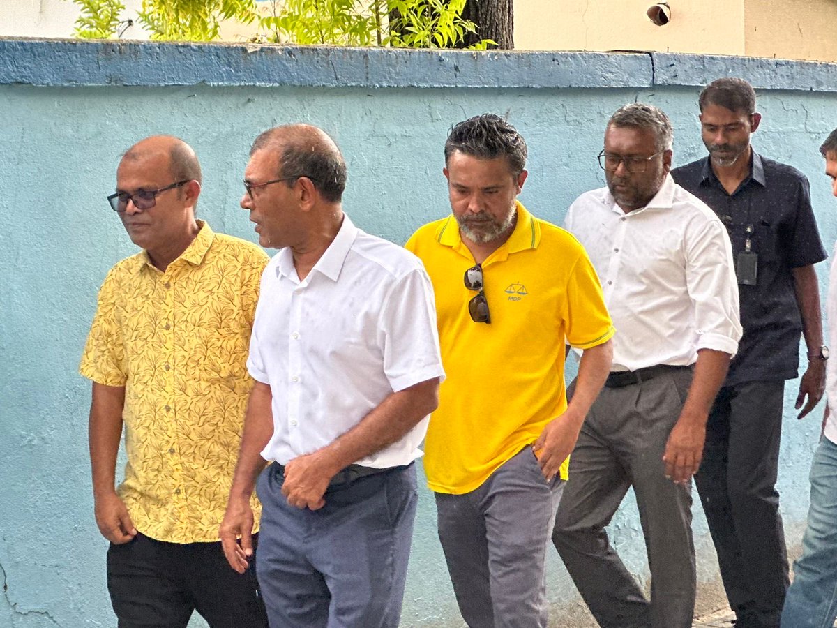 HNasvaan's tweet photo. ރައީސް @MohamedNasheed އަދި އޮޕޮޒިޝަން ލީޑަރ @faya_i ތިމަރަފުށި ރައްޔިތުން ގާތަށް 🌼💛

#BoduBadhalu 
#VoteAnni 
#AnniForChair https://t.co/nAhEVpFRTL