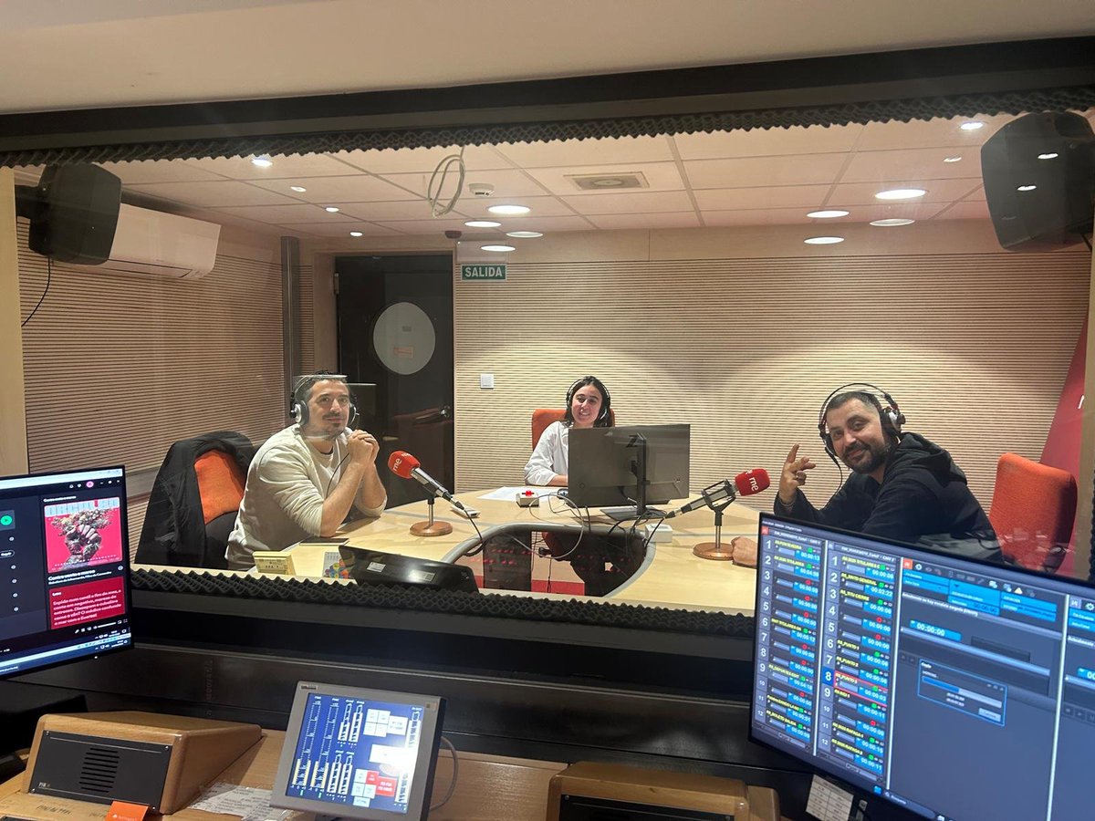 RTVEGalicia's tweet photo. 🎤ORGULHO | A banda viguesa de rap @RebeliomdoInfra está a promocionar un album no que poñen as súas raíces galegas no centro do seu rap. A semana que ven levarano a un concerto especial na Capitol. 

Hoxe conversan en @rne con @Erika_Marpher. As 13:40 👉https://t.co/XGqRw0ysCx https://t.co/xZdiKG4ch2