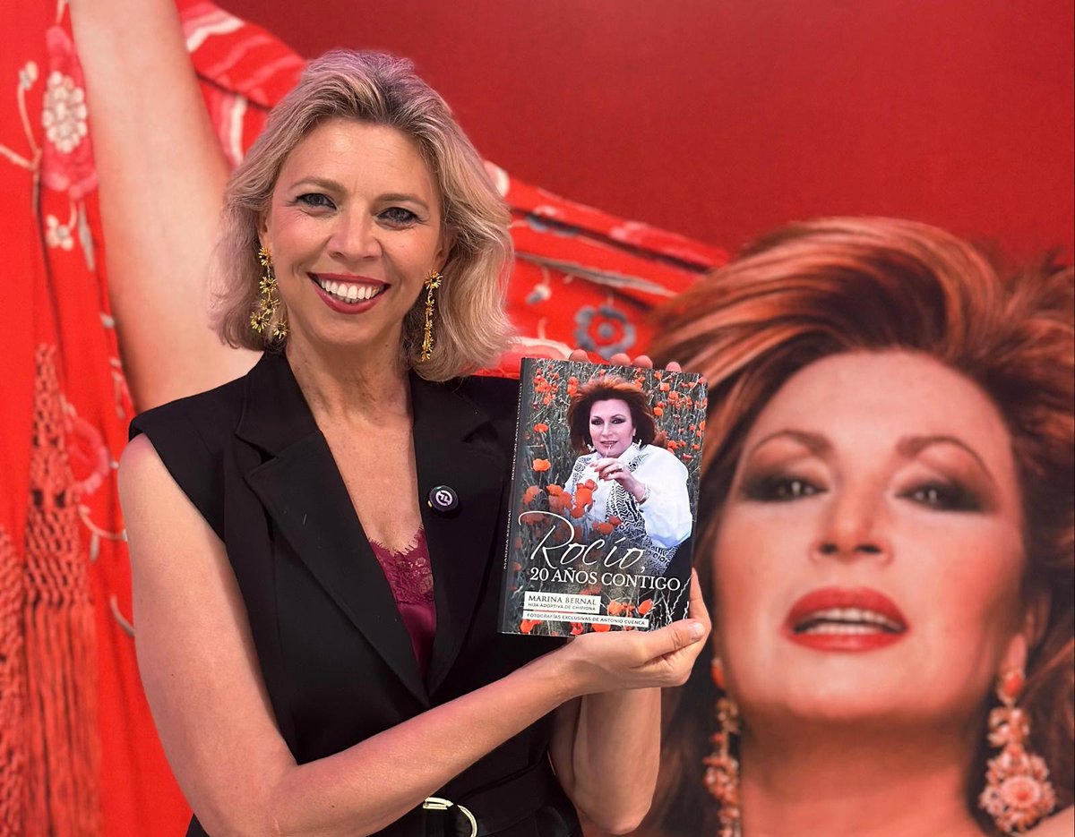 21NoticiasCom's tweet image. San Fernando y el libro “20 años contigo” rinden homenaje a Rocío Jurado en el 20 aniversario de su fallecimiento el 1 de junio 21noticias.com/2026/05/02/san… 
@SevillaPress @MARINABERNAL1
