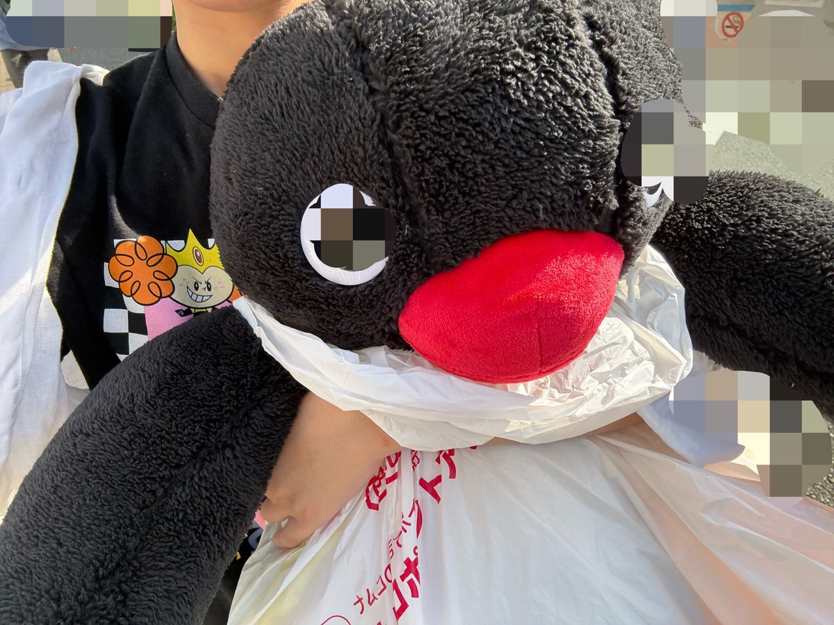 ちっこい子が私のデカピングーみて指さすもんだからピングーの手フリフリしたらニッコリ笑ってくれた。ピングーは幸せを届ける。