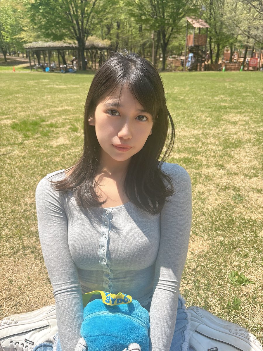 ayume75's tweet photo. 公園でピクニックしてきた🍙

食べるの好きすぎてちゃんと太ってる気が…。 https://t.co/O0C5sNSmW5