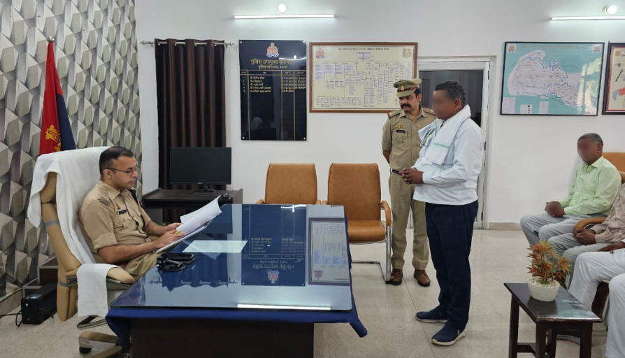 DCPEastAgra's tweet photo. श्री अभिषेक अग्रवाल पुलिस उपायुक्त पूर्वी जोन कमिश्नरेट आगरा द्वारा कार्यालय पर आये आमजनमानस की समस्याओं को सुनकर त्वरित निस्तारण हेतु सम्बन्धित अधिकारी/कर्म0 को आवश्यक दिशा निर्देश दिये गये।
#PoliceCommissionerateAgra
#uppolice
#upcares https://t.co/3HMwQUXIlo