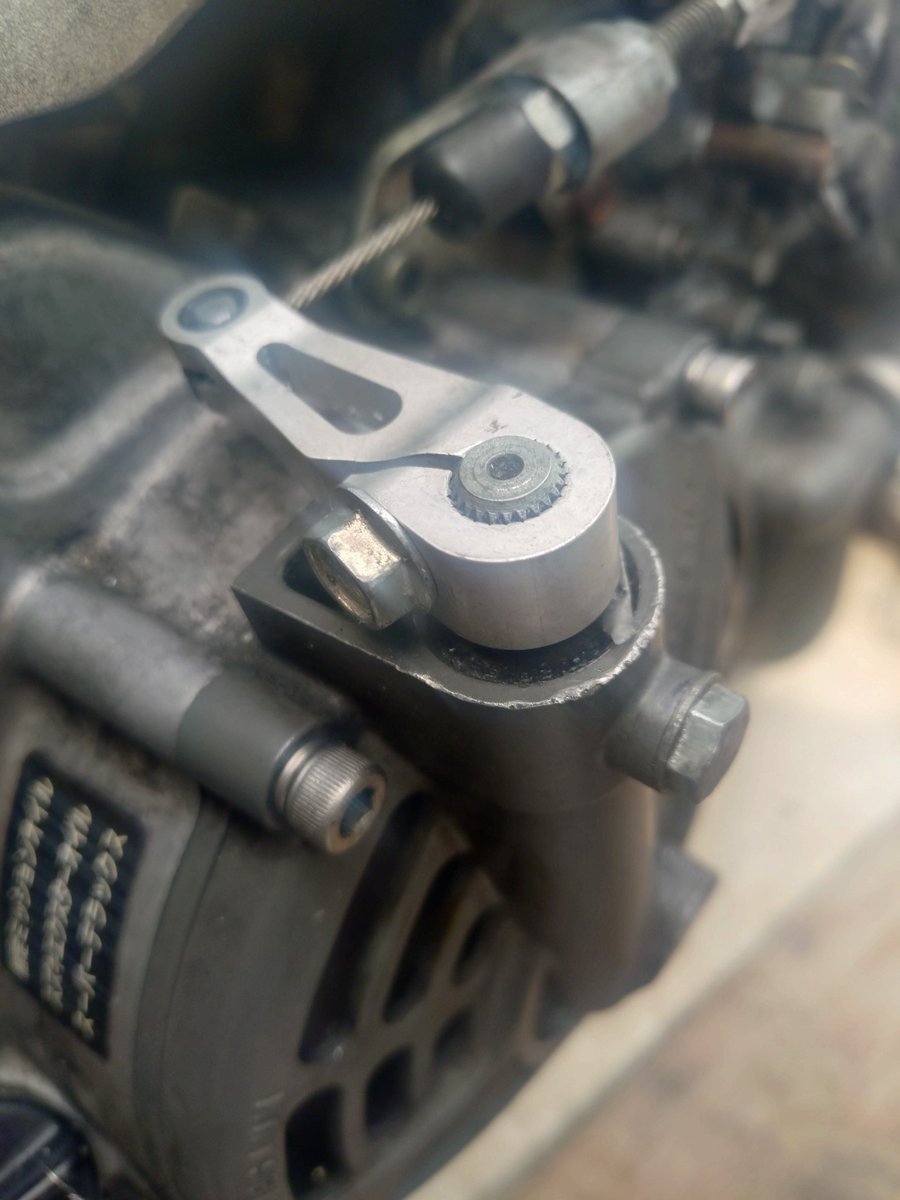 isojirider's tweet photo. #RGV250γvj23a クラッチレリーズアーム交換。
検索するとタケガワからパーツが出てて寸法もほぼ同じ。 ジクサー150の純正もほぼ共通でコッチでもいける。翌日配達のタケガワ製はワイヤー側の穴が2ミリ小さいのでホムセンで拡げ加工して取り付け。部品有って良かったぁ https://t.co/5VQINF2Ptg