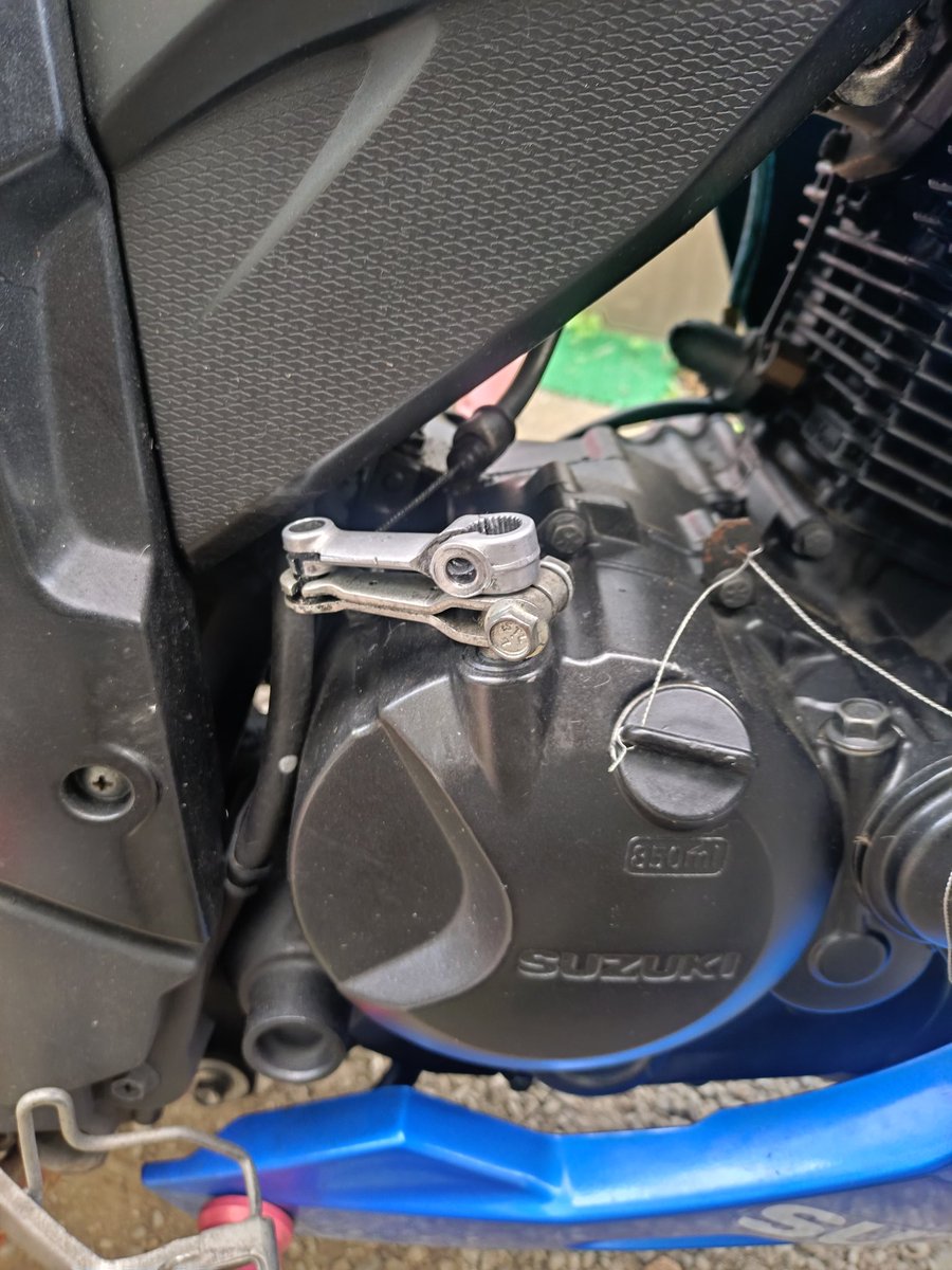 isojirider's tweet photo. #RGV250γvj23a クラッチレリーズアーム交換。
検索するとタケガワからパーツが出てて寸法もほぼ同じ。 ジクサー150の純正もほぼ共通でコッチでもいける。翌日配達のタケガワ製はワイヤー側の穴が2ミリ小さいのでホムセンで拡げ加工して取り付け。部品有って良かったぁ https://t.co/5VQINF2Ptg