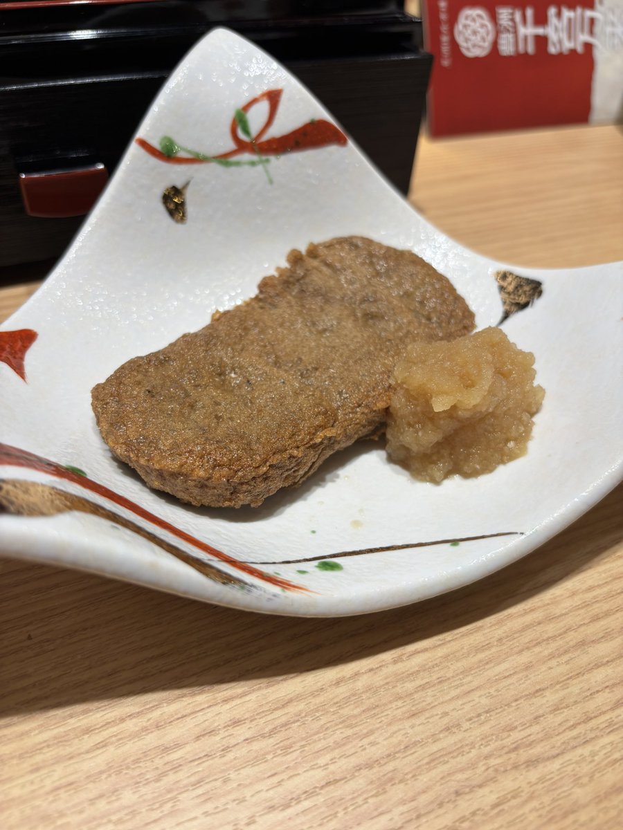 qeeeeen's tweet photo. 豊洲の千客万来でインバウン丼🦐 https://t.co/O4GC34YW7s