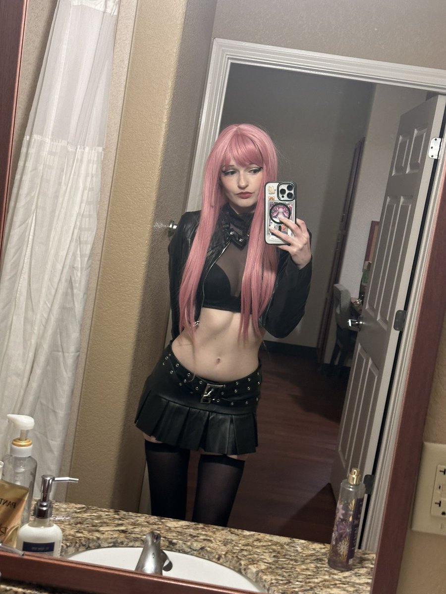 weepyyp's tweet photo. and another yahoo bc LUKA IN REAL LIFE !!!!! SHE WAS SPOTTED AT WINGSTOP PICKING UP A 10PC BONE IN LEMON PEPPER WING WIT VEG AND RANCH!! ITS TRUE!! https://t.co/KbVAIwfLzE