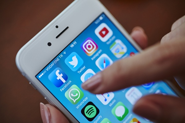 91basispoints's tweet image. We don’t send messages anymore. We send safer versions of ourselves.

On middle age, tone, and the art of careful communication, writes Srinath Sridharan.

Read: basispointinsight.com/Story/Home/sar…

@ssmumbai 

#Communication #Texting #EmotionalIntelligence #Overthinking #DigitalLife