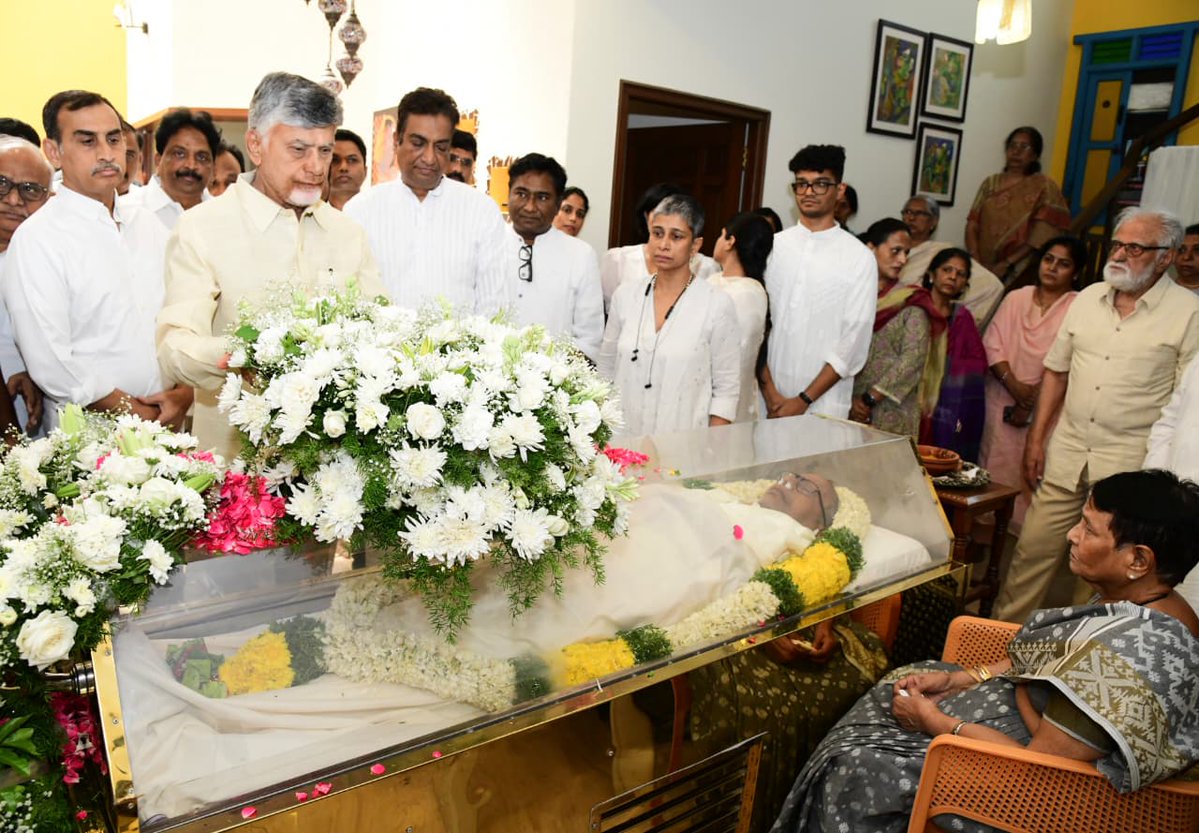 TeluguStride's tweet image. రీజెన్సీ గ్రూప్ అధినేత జీఎన్ నాయుడు భౌతికకాయానికి నివాళులర్పించిన ఏపీ సీఎం చంద్రబాబు 

జీఎన్ నాయుడు కుటుంబ సభ్యులను పరామర్శించి ప్రగాఢ సానుభూతి తెలిపిన ముఖ్యమంత్రి..
#Chandrababunaidu 
#GNnaidu #Hyderabad