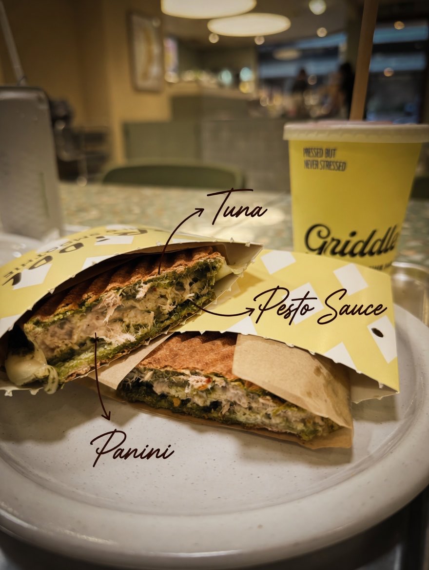 Ayuki84's tweet image. Griddle Panini &amp;amp; Smoothie bar

Smoothie - Watermelon/Lychee/Lime/Mint
Panini - Melting tuna pesto

อร่อยยย ☺️

#Panini #Smoothie