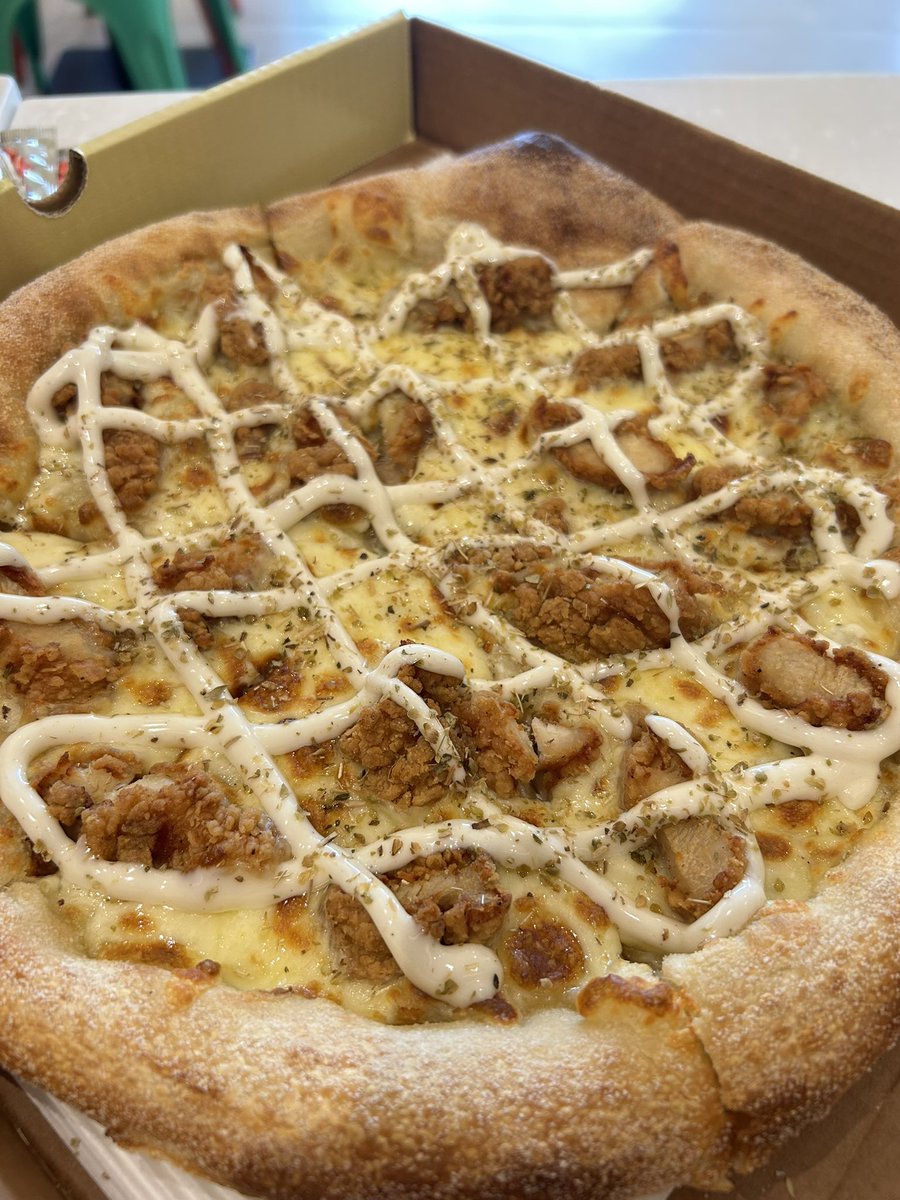 HaruKazu711's tweet image. Shawarmaピザ🍕初めて食べた😋🇸🇦
生地までチーズ🧀入にしたらすごい🤩💚
#Riyadh #サウジアラビア生活 #pizza