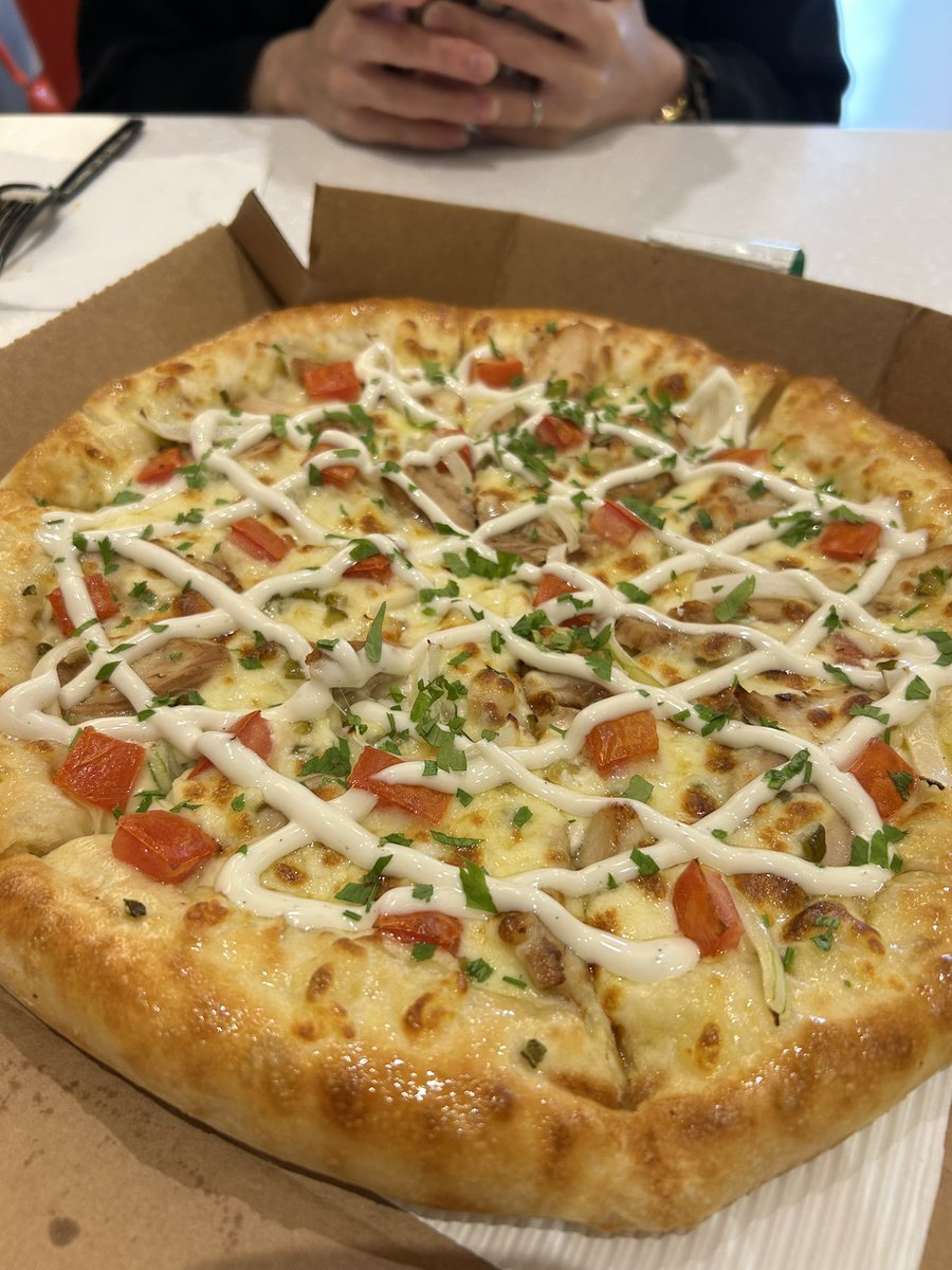 HaruKazu711's tweet image. Shawarmaピザ🍕初めて食べた😋🇸🇦
生地までチーズ🧀入にしたらすごい🤩💚
#Riyadh #サウジアラビア生活 #pizza