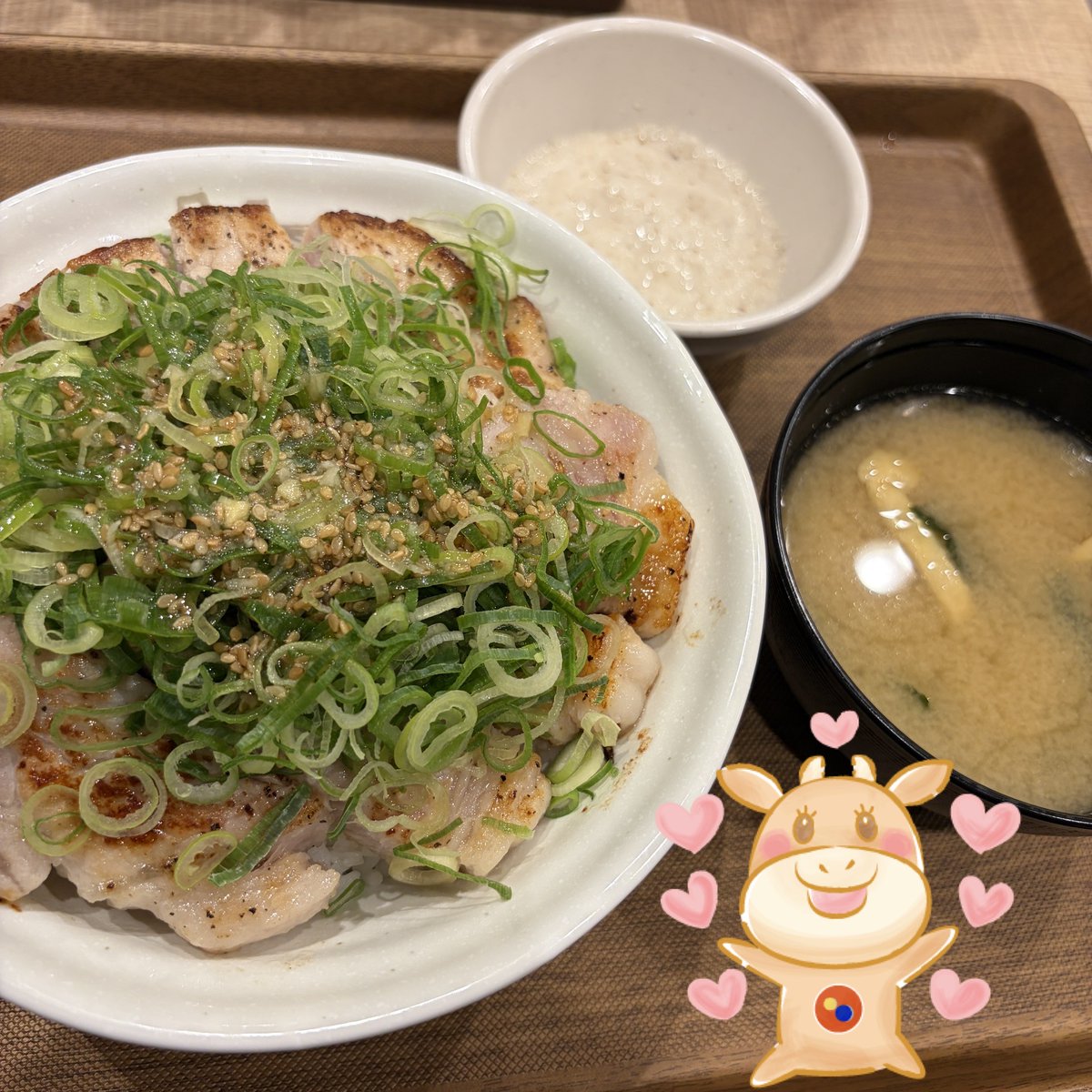 本日は豚ロースグリルの「ネギ塩丼」を頂きました（╹◡╹）

大盛にすると大大大ボリュームの豚ロース2枚‼️

ちなみに、ネギ塩丼のおすすめトッピングはとろろです🙄

皆様のおすすめトッピングは何でしょうか⁉️