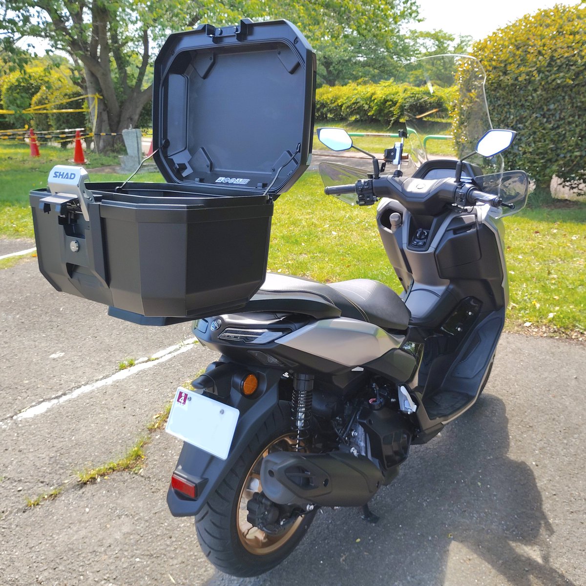 gupimoto's tweet photo. 今日は朝からヤマハ NMAX155に新しい箱「SHAD TR46」を装着し嬉しくなったので、検証を兼ねてツーリングに行ってきました。
今までGIVI箱一筋だったのですが、今回初SHAD箱となります。
尚、不用となったGIVI箱「GIVI E43NTL-ADV」は友人にあげました。
#NMAX155 #SG92J #ヤマハが美しい #shad #givi https://t.co/oDpbKMd0CA