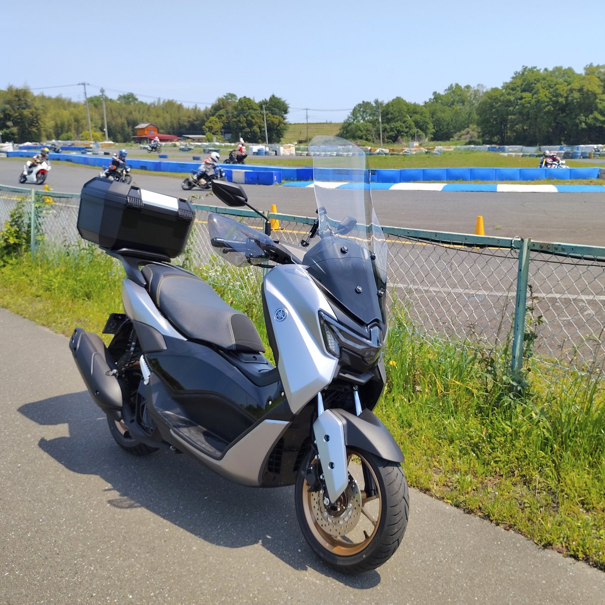gupimoto's tweet photo. 今日は朝からヤマハ NMAX155に新しい箱「SHAD TR46」を装着し嬉しくなったので、検証を兼ねてツーリングに行ってきました。
今までGIVI箱一筋だったのですが、今回初SHAD箱となります。
尚、不用となったGIVI箱「GIVI E43NTL-ADV」は友人にあげました。
#NMAX155 #SG92J #ヤマハが美しい #shad #givi https://t.co/oDpbKMd0CA