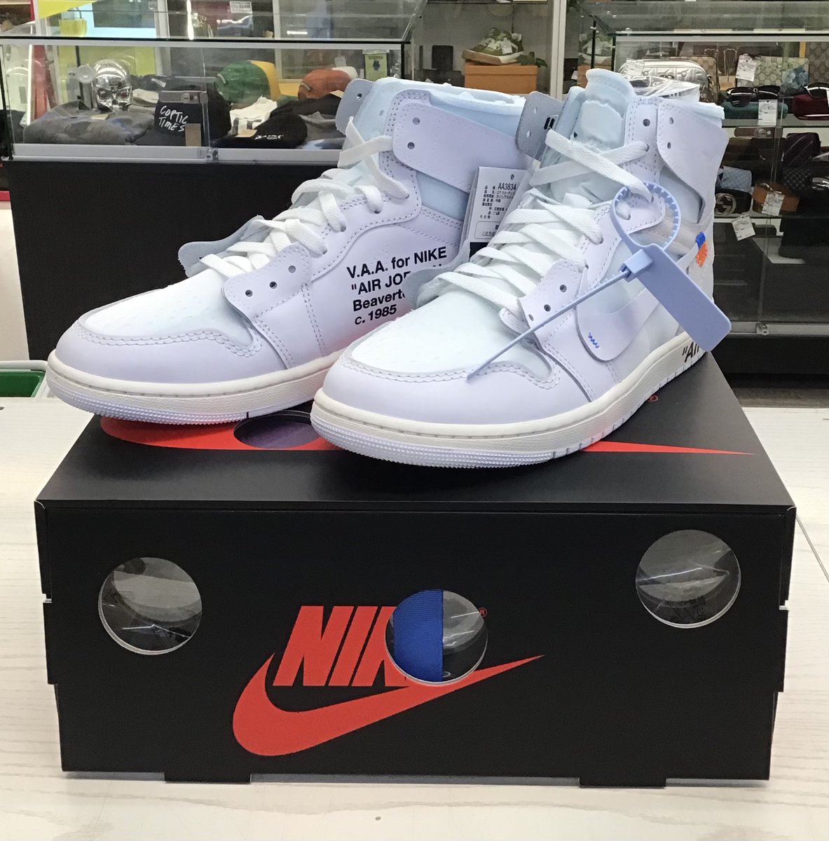 toretoru_f's tweet photo. ＼GWの目玉、入荷しました‼︎💙😎／
NIKE × V.A.A. のAJ1 "Alaska"
ヴァージルの魂が宿った一足…🔥
どこへ履いて行っても視線を独占できちゃいます！
この連休、新しい一足で出かけるのが楽しみすぎる…✨
GW、とれとる米原店は元気に営業中です！
ぜひ遊びに来て下さい♪

#とれとる米原店
#古着 https://t.co/pR7KPiPZh2