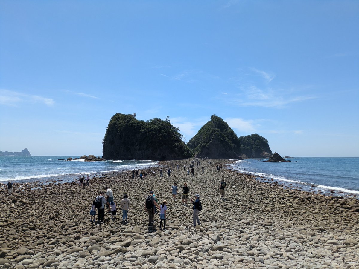 dreambox327's tweet photo. 干潮時に海がわれるトンボロ
#中抜けの過ごし方　#おてつたび https://t.co/2f4EF7zVED