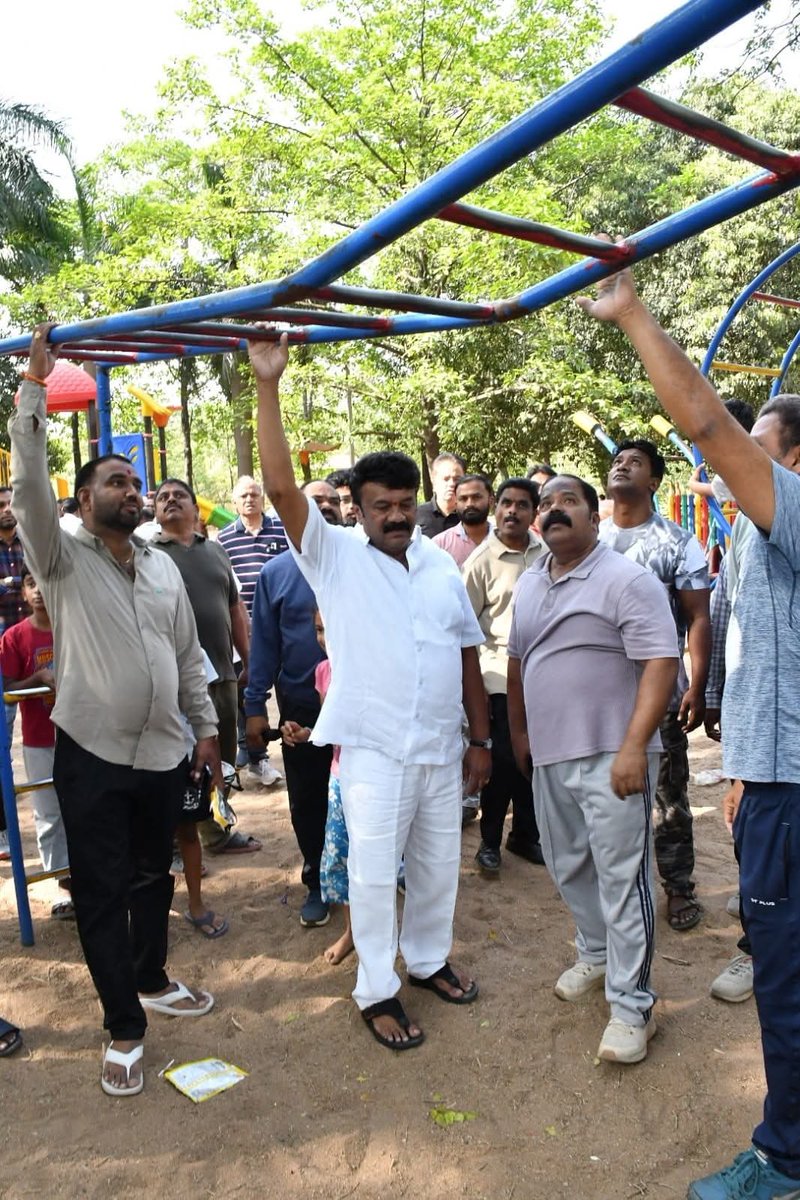 YadavTalasani's tweet image. Visited KLN Park in Sanathnagar with officials, reviewed local issues, and directed immediate action for resolution.
#Sanathnagar #Hyderabad #PublicService #GHMC