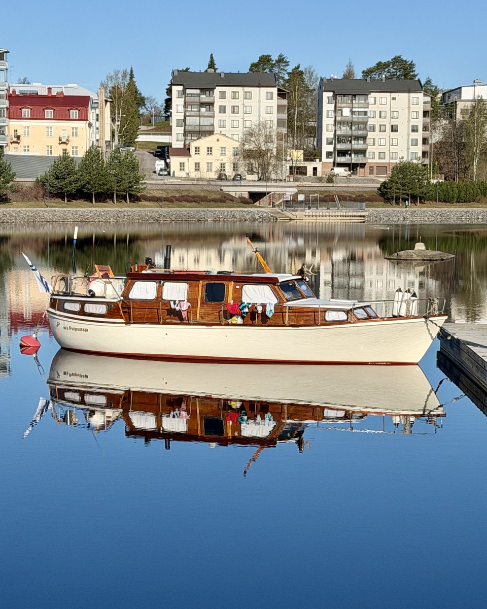 EinoOlli's tweet image. Savonlinnassa on yksi varma kesän merkki, kun vierasvenesatamaan Koululahdelle on ilmestynyt ensimmäinen yöpyjä.