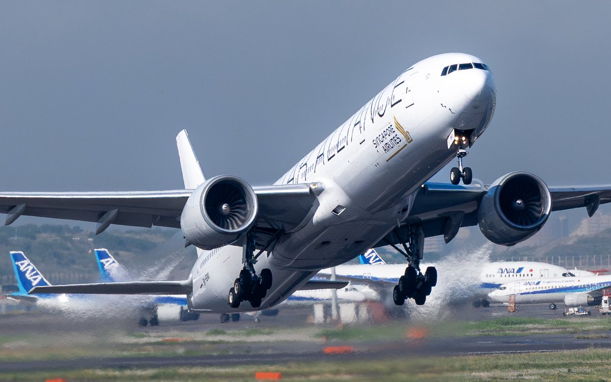 Singapore Airlines
Boeing B777-312(ER) / 9V-SWI

前日欠航し翌日に飛んだ白アラ
風が強くて新ルートになるか怪しかったですがなんとか22で離陸しました。その前には政府専用機の随行機のJA797Aが！昨日は珍しい続きでした！

2026.5.1