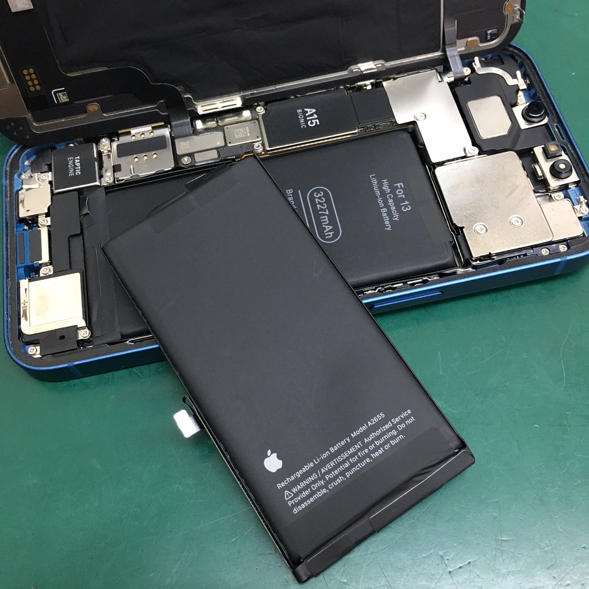 ip_funabashi's tweet image. .
本日は #iPhone13 #バッテリー交換 のご依頼を頂きました！
最大容量が82%まで低下していました🪫
30分程お預かりしてバッテリー交換完了です✨
混雑具合や機種によっては最短10分で修理可能ですので
お時間がない方も一度ご相談ください！

予約無しの飛び込み修理も大歓迎です💁‍♀️