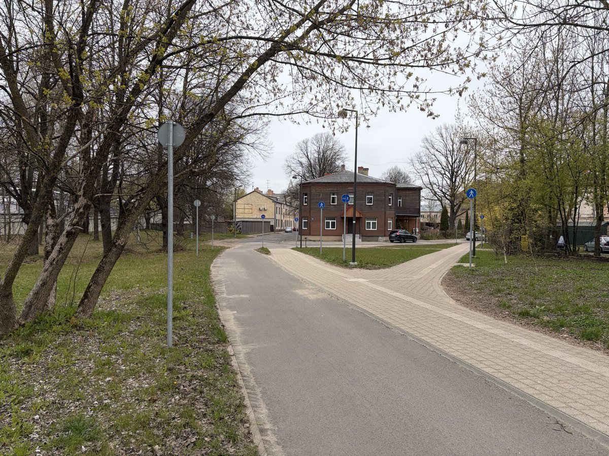 KlavinsModris's tweet photo. @saliktengriba @Kozlo_ Vai zīmes ir līdzīgi saliktas? Šeit bilde no arī nesen izbūvēta posma. Bildē ir redzamas 10! CEĻA ZĪMES, kuras nepasaka pilnībā NEKO. Šādas nejēdzības sabojā visu prieku par jauno infrastruktūru. https://t.co/FcfdzGlqFP