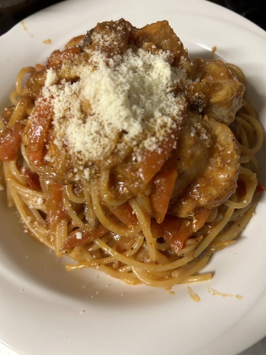 あまりもの捨てるのあれだからパスタ混ぜた🍝
スクランブルエッグ乗せたらもっと美味しかった気がする